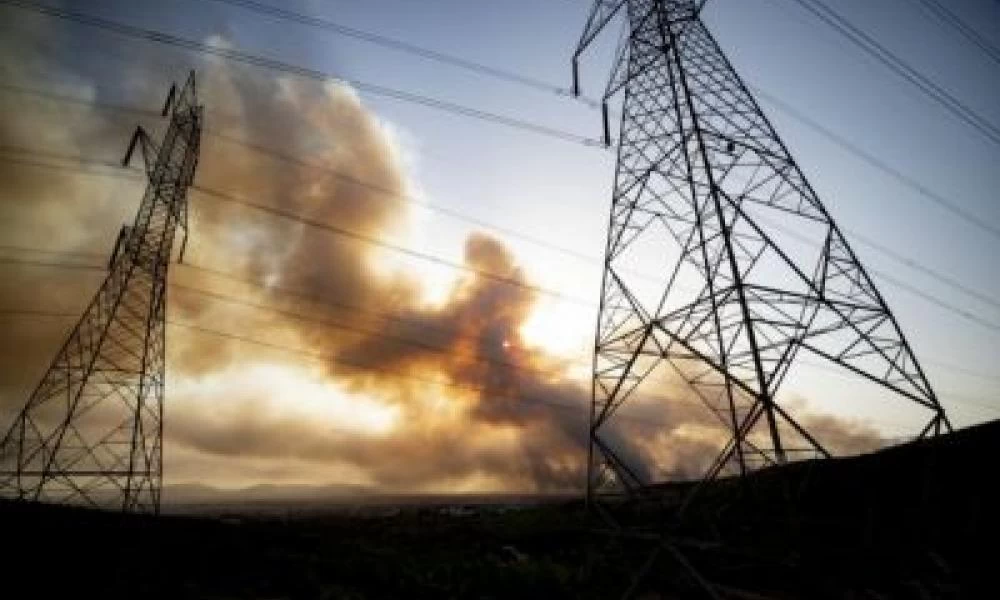 Πυρκαγιές: Χωρίς ρεύμα χωριά σε Αρχαία Ολυμπία και Β. Εύβοια – Τι συμβαίνει στη Βαρυμπόμπη